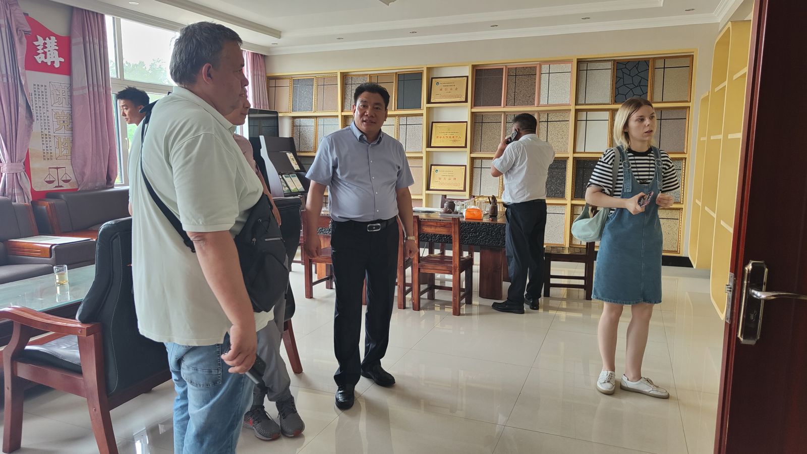 熱烈歡迎俄羅斯客戶到啄木鳥漆業(yè)集團考察