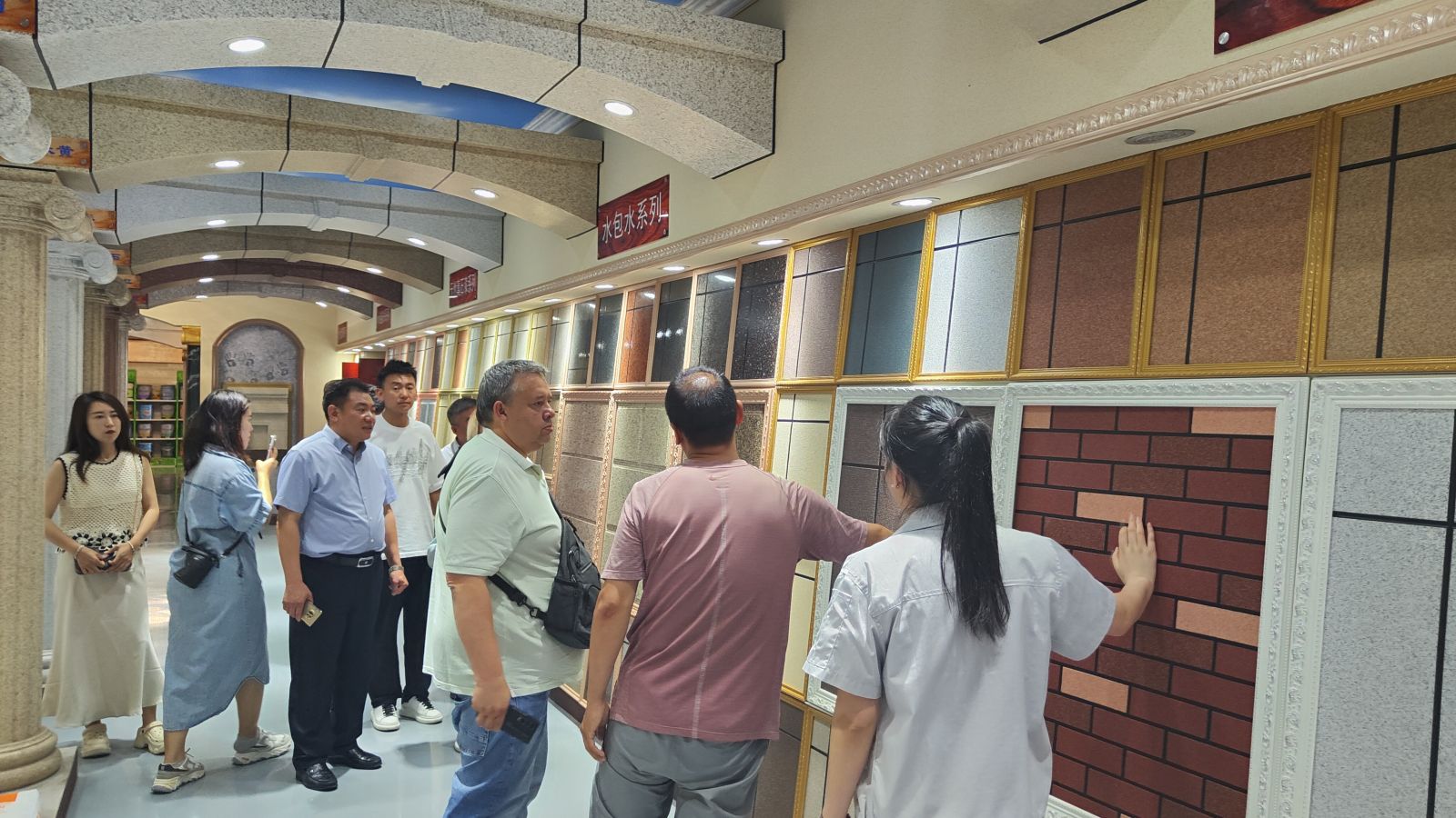 熱烈歡迎俄羅斯客戶到啄木鳥漆業(yè)集團考察