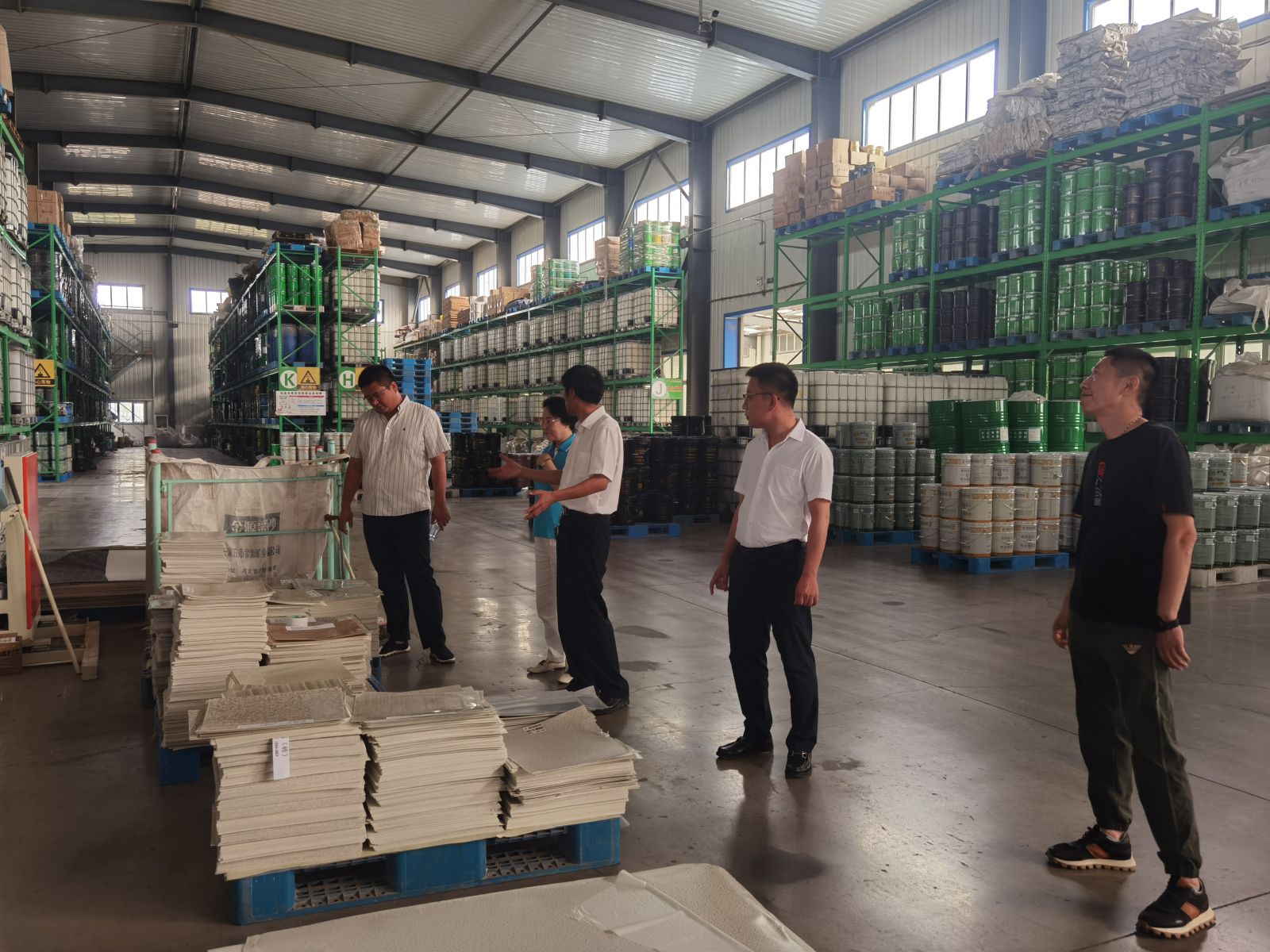 熱烈歡迎中國(guó)建筑第六局中建城市發(fā)展公司華中公司領(lǐng)導(dǎo)蒞臨啄木鳥漆業(yè)集團(tuán)參觀指導(dǎo)