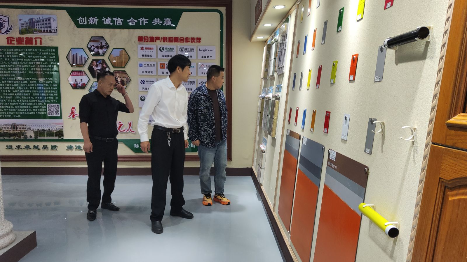 江蘇泰州王總到訪啄木鳥漆業(yè)集團(tuán)參觀考察 共促發(fā)展新機(jī)遇