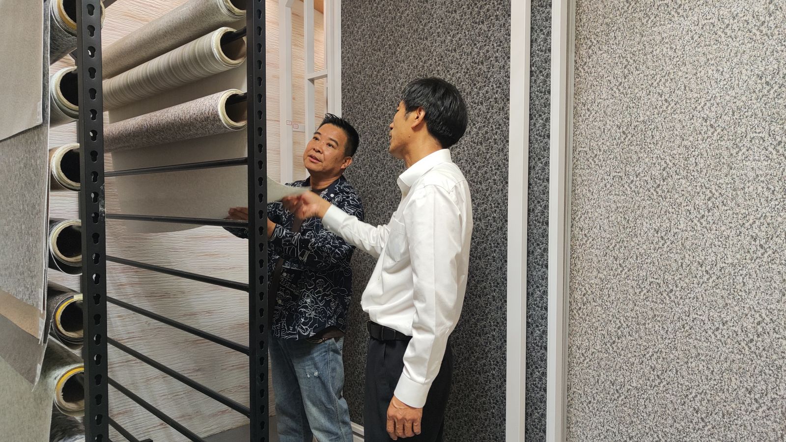 江蘇泰州王總到訪啄木鳥漆業(yè)集團(tuán)參觀考察 共促發(fā)展新機(jī)遇