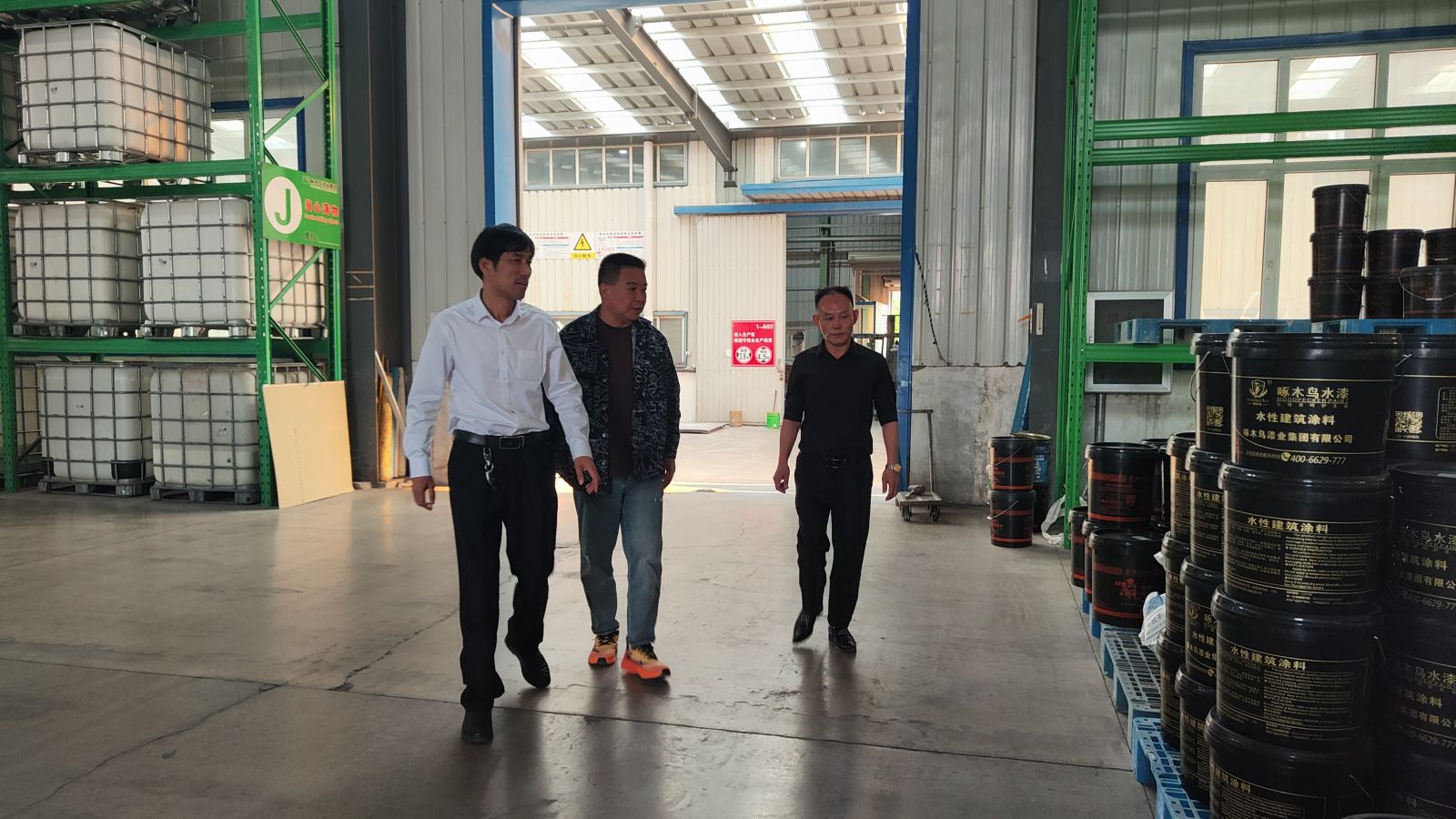 江蘇泰州王總到訪啄木鳥漆業(yè)集團(tuán)參觀考察 共促發(fā)展新機(jī)遇