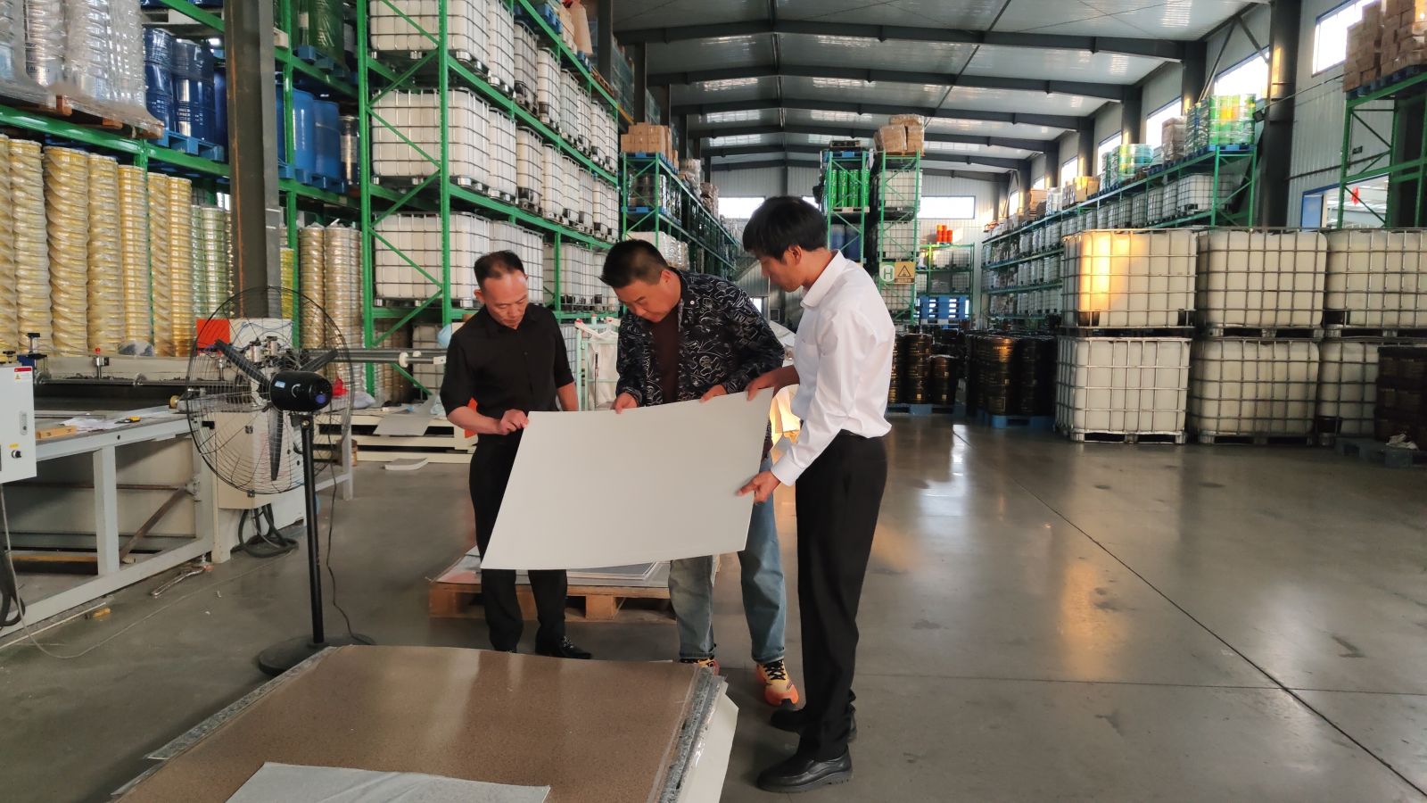 江蘇泰州王總到訪啄木鳥漆業(yè)集團(tuán)參觀考察 共促發(fā)展新機(jī)遇